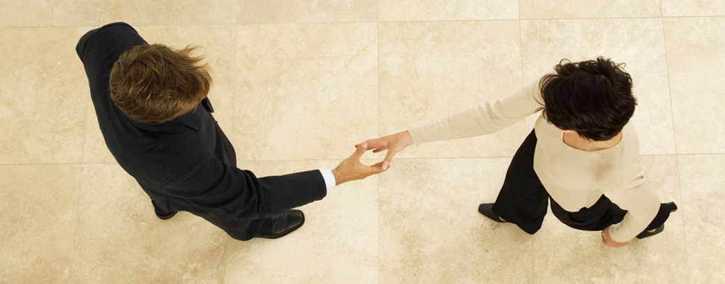 due persone che si stringono la mano