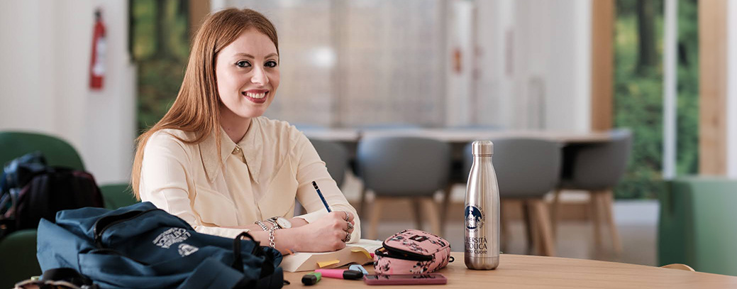 studentessa seduta alla scrivania